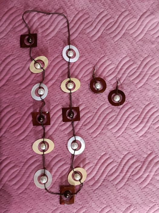 Conjunto de colares e brincos
