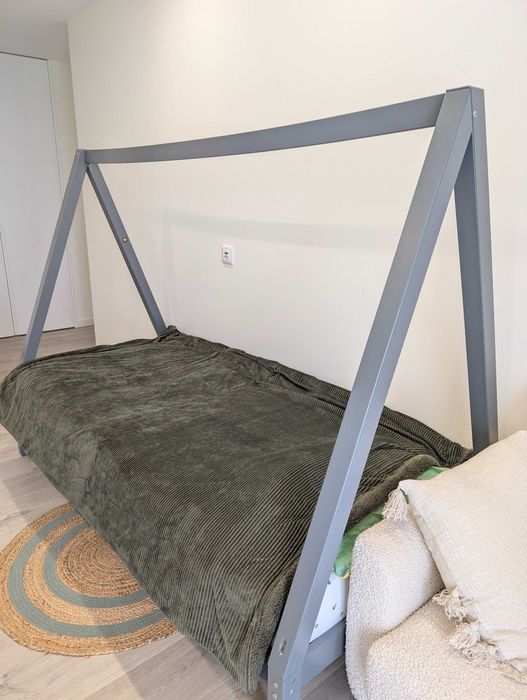 Cama infantil em forma de casa, em madeira