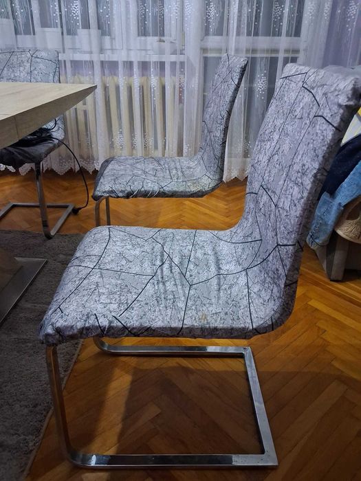 stół rozkładany z 6 krzesłami