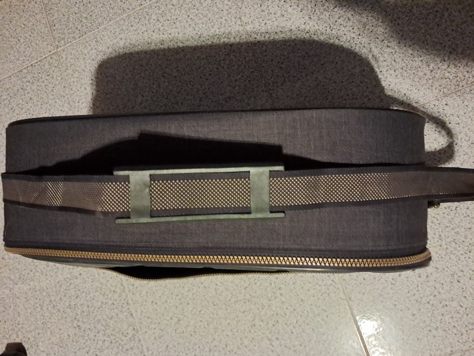 Mala de viagem  com trolley mas dá para usar de tiracolo