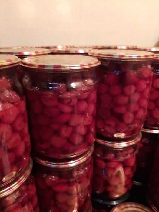 Вишня сушена і в баночках у власному соку