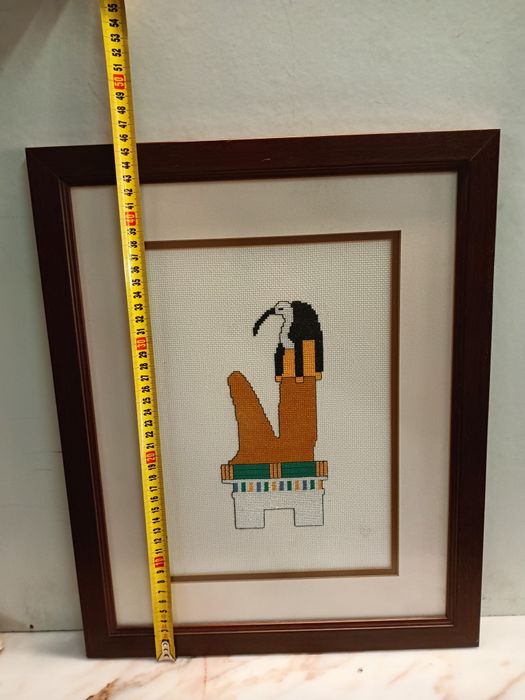 Quadro bordado em ponto cruz emoldurado em madeira, 46/36cm
