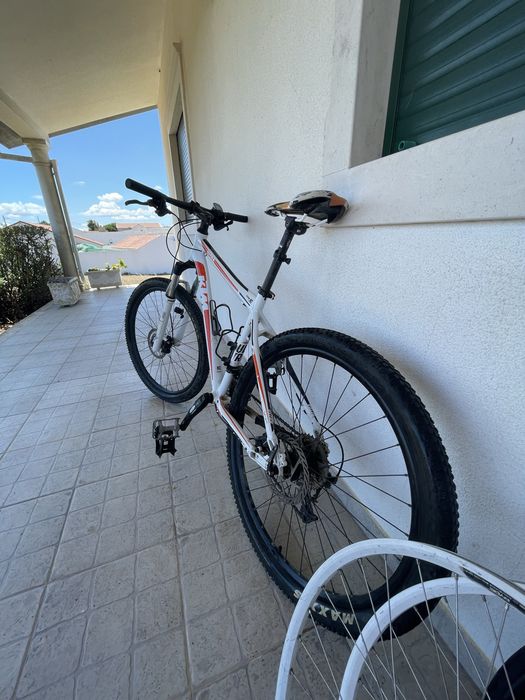 Bicicleta KTM + Rodas de Estrada + Pedais de Encaixe