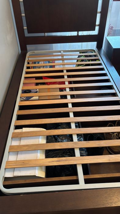 Cama com largura 1,10m, mesa de cabeceira e colchão