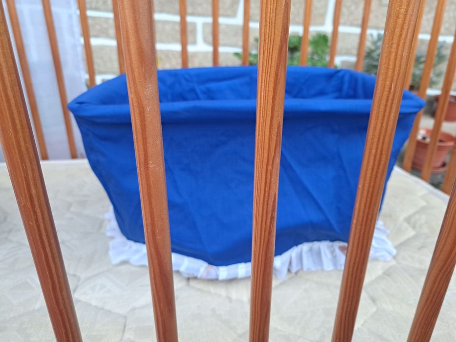 Berço de bebé de madeira