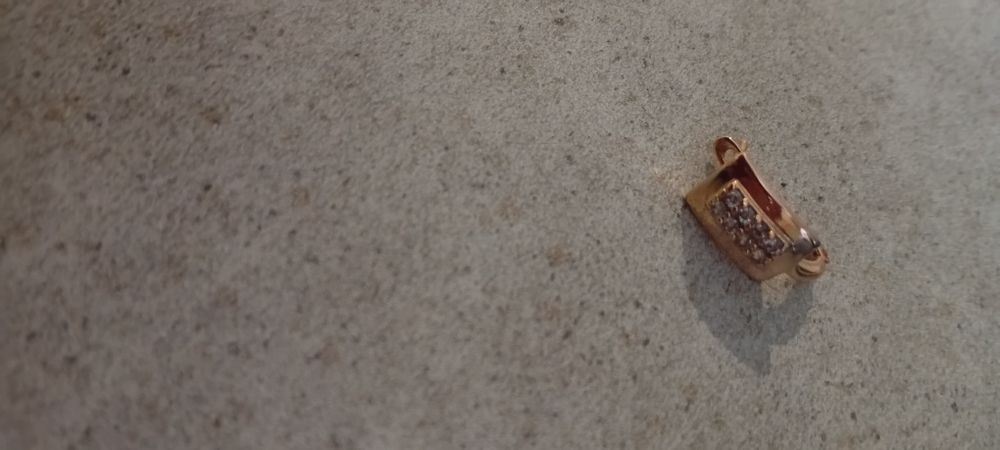 Продам одну сережку