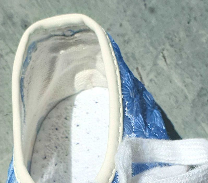 Trampki haftowane na tiulu.