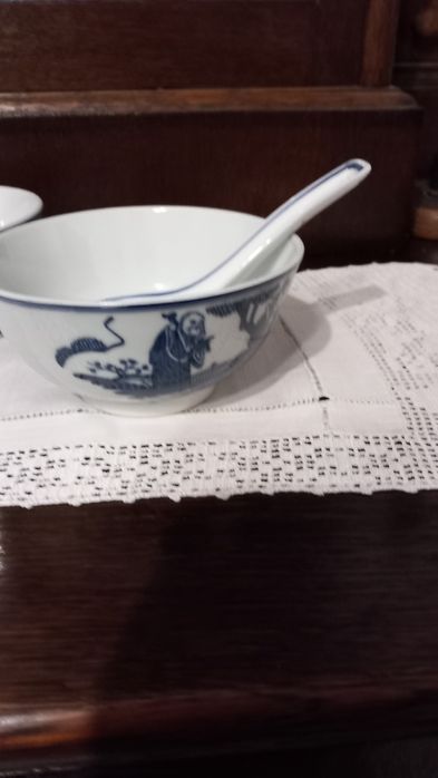 Zestaw Chińskich porcelanowych miseczek i łyżek.
