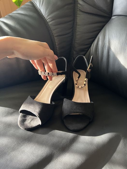 Жіночі босоніжки замшеві з ремінцем на підборах