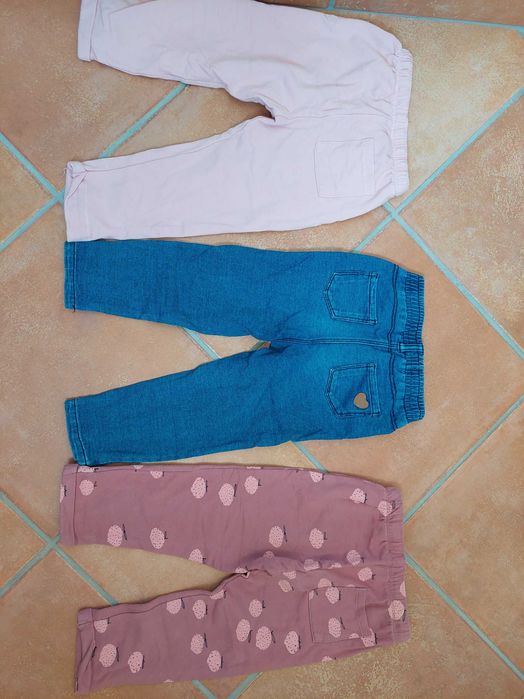 Várias peças de roupa de menina entre os 12 e os 36 meses