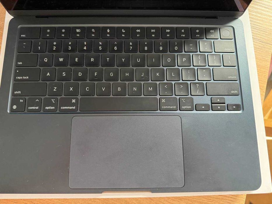 MacBook Air M2 13" 2022 | 8GB RAM | 256GB SSD | Midnight | Stan idealny