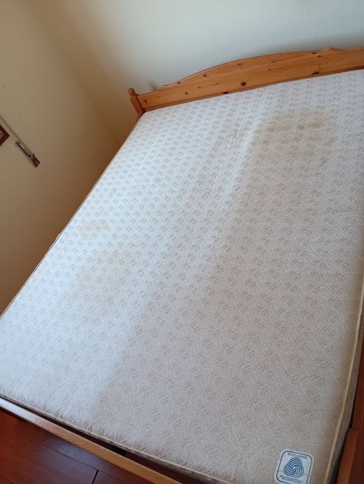 Mobília de quarto (cama, estrado, colchão e 2 mesinhas de cabeceira