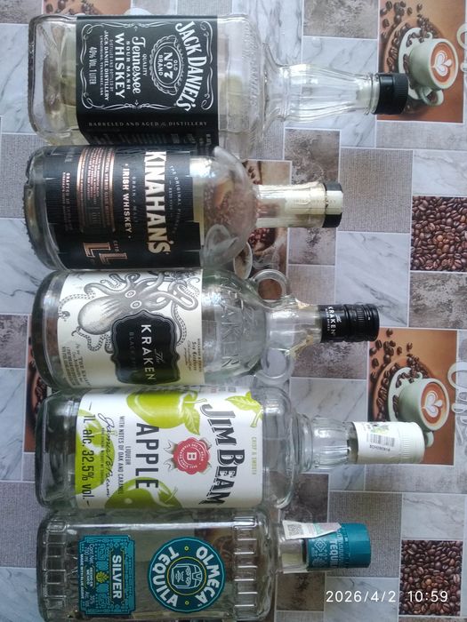 Пустые бутылки – Chivas, Macallan, Kraken, Jack Daniels, Kinahans, Jim
