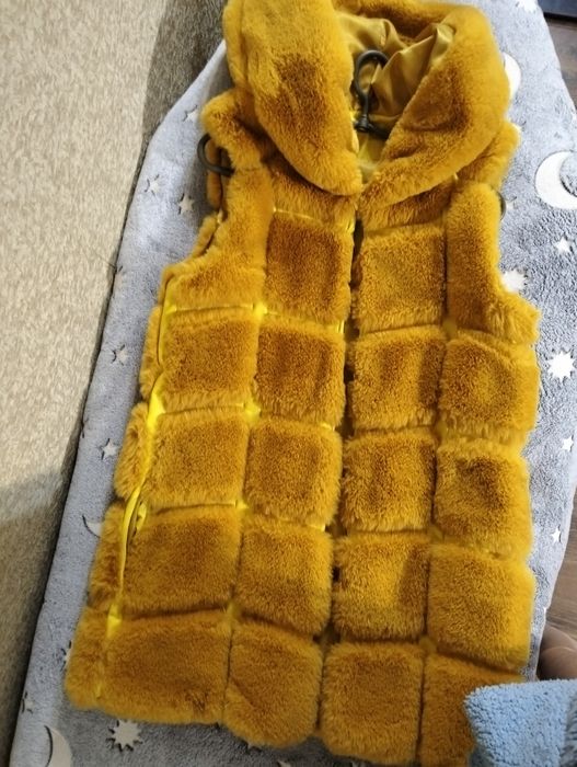 Желетка на хутрі,в гарному стані!