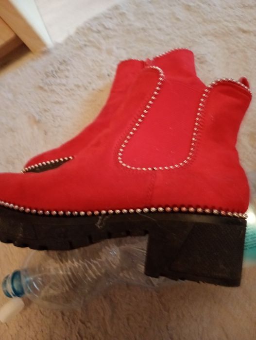 Ładne buty czerwone na grubym spodzie do kostek