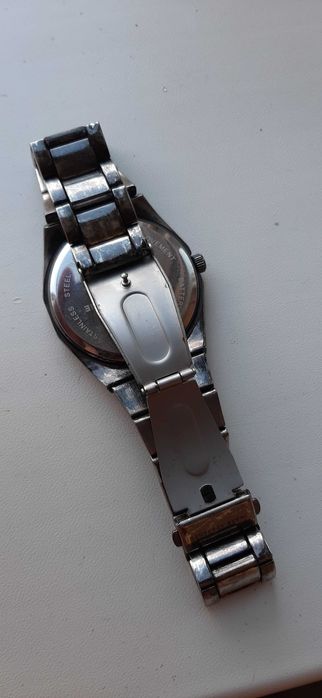 Часы Geoffrey Beene, Япония