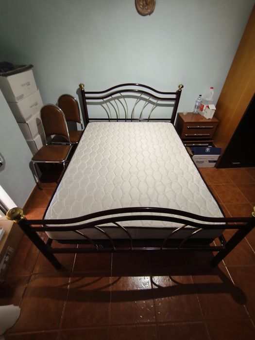 Cama de casal em ferro c/ estrado e colchão ortopédico