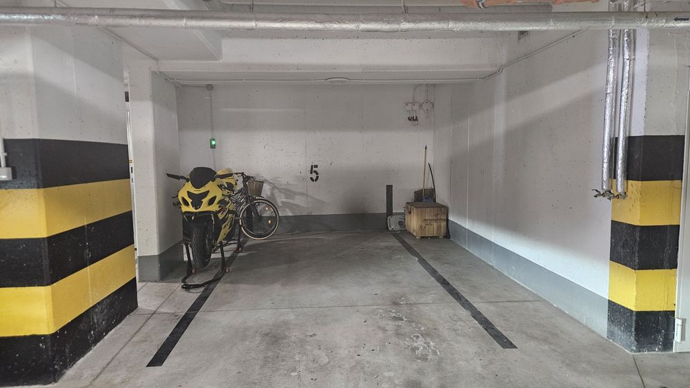 Miejsce parkingowe,  duże,  szerokie. Bez sąsiada!