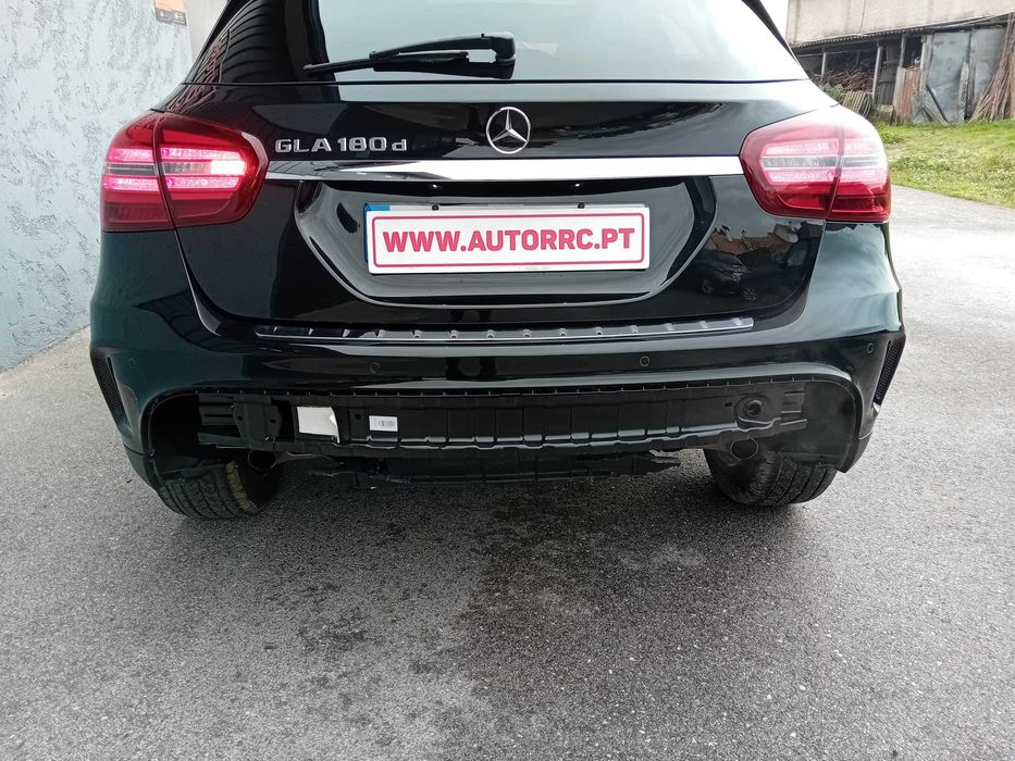 Mercedes GLA 180 AMG c/auto ( pequeno sinistro )