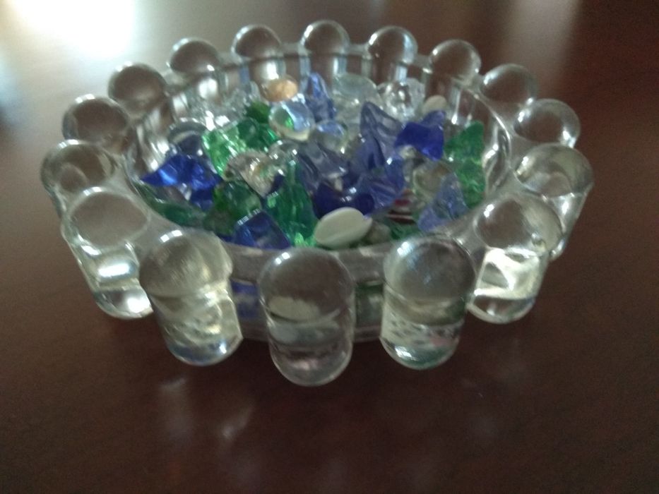 Taças de cristal e um candelabro64740610461059124