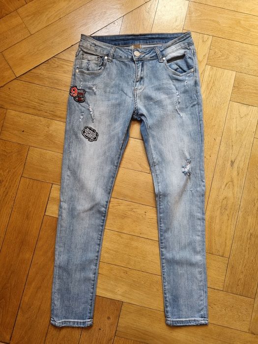 Jeansowe rurki z naszywkami