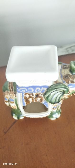 Elefante em cerâmica e queimador