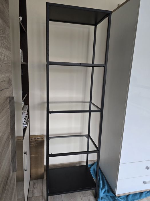 Szklany regał Ikea Vittsjo