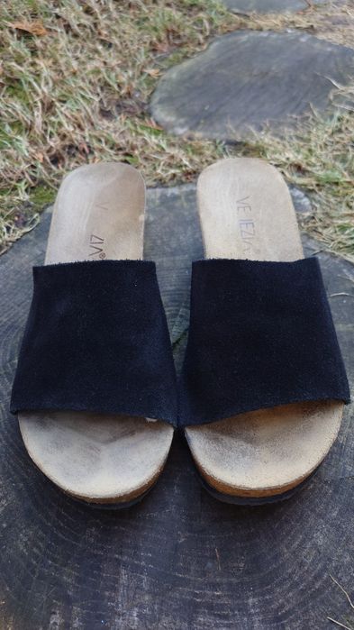 Venezia czarne zamszowe klapki koturny na korku. Gino Rossi.