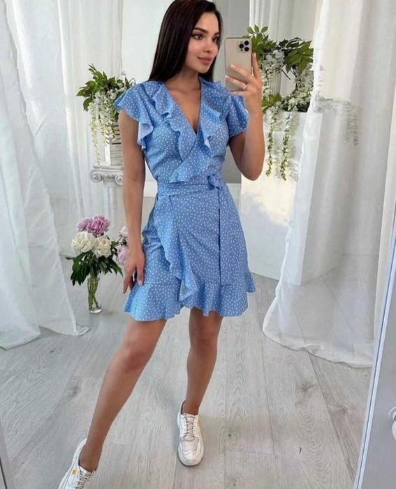 Блакитна сукня в білий горошок на запах