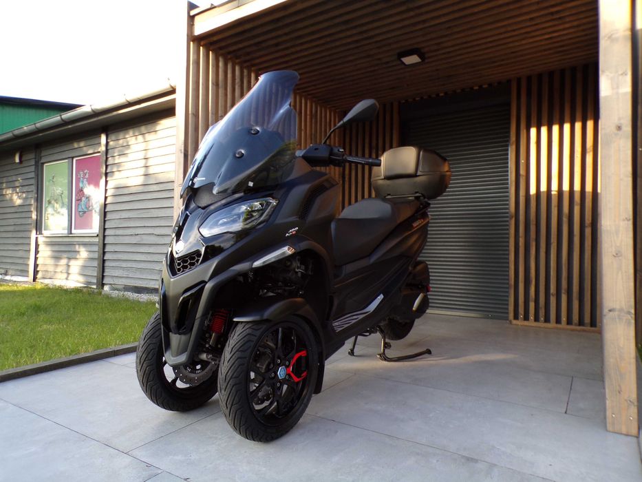 Piaggio MP3 400 HPE najnowszy model kolor Czarny Mat + Oryginalny Kufer OEM.