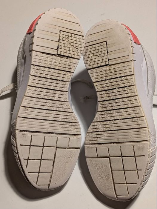 Кроссовки женские