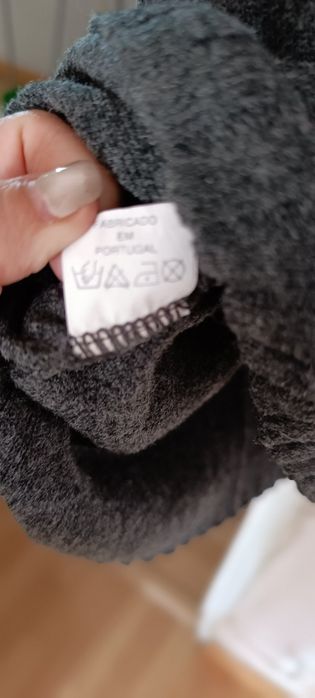 Colete em lã cor cinza, tamanho L. Usado