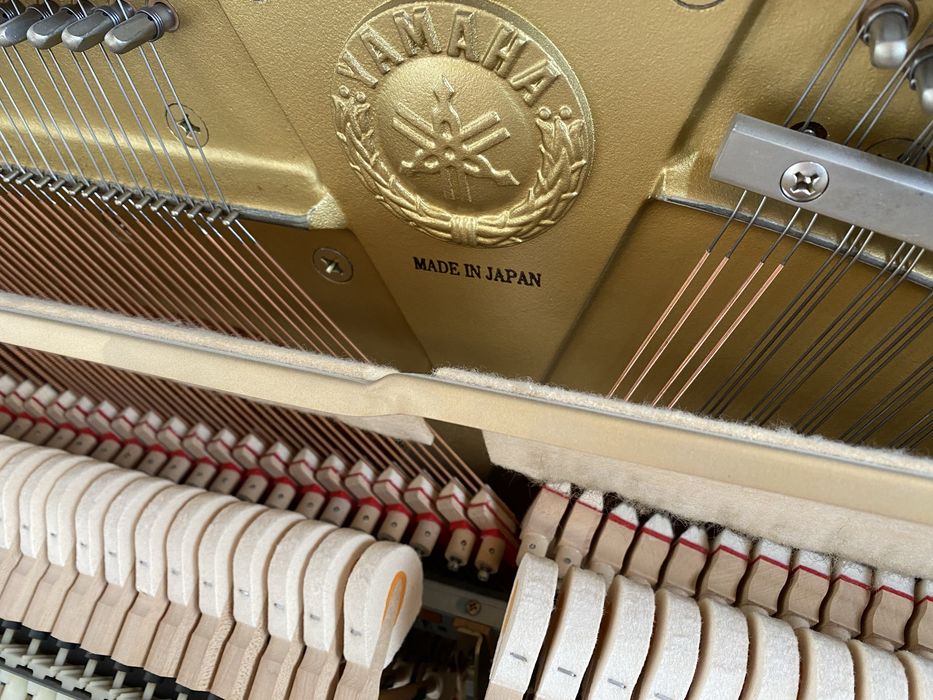 Piękne, czarne  pianino Yamaha MX100A