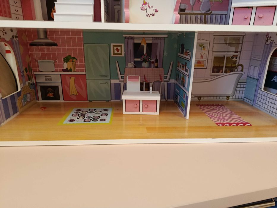 Zabawkowy,drewniany domek dla lalek