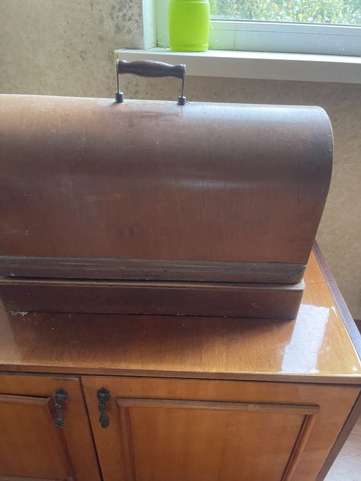 Вінтажна швейна машинка