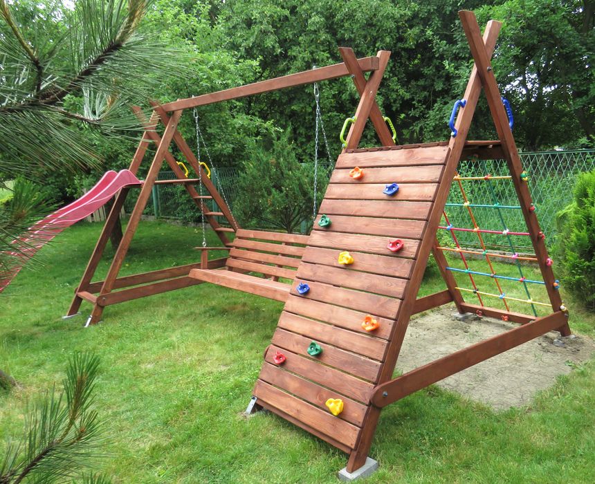 Drewniany plac zabaw, Huśtawka, Podest pod ślizg. Ewentualnie: Zjeżdżalnia, Ściana wspinaczkowa, Huśtawka ogrodowa