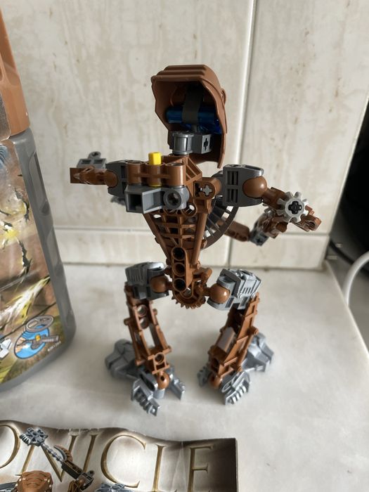 LEGO Bionicle Toa Hordika Matau Set 8740 e Toa Hordika Onewa Set 9739