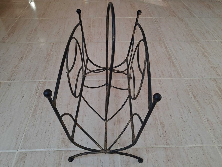 Gazetnik metalowy