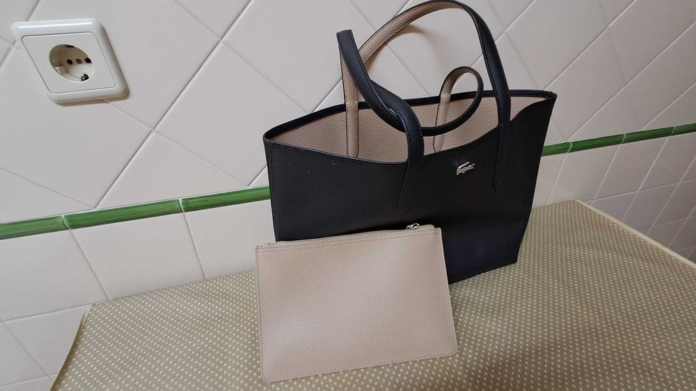 Mala original Lacoste preta, que pode reverter para bege, como nova.