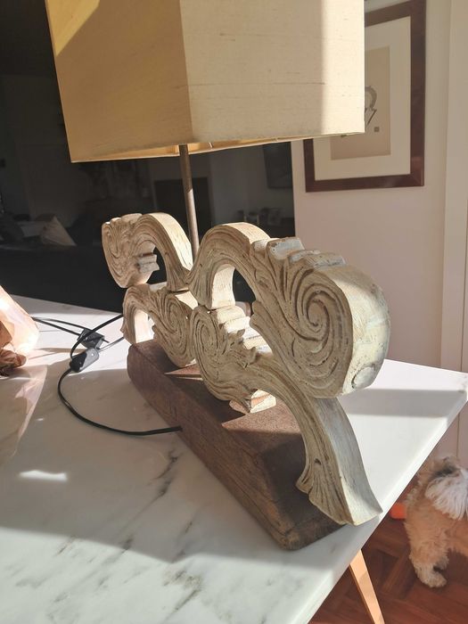 Candeeiro de mesa em madeira