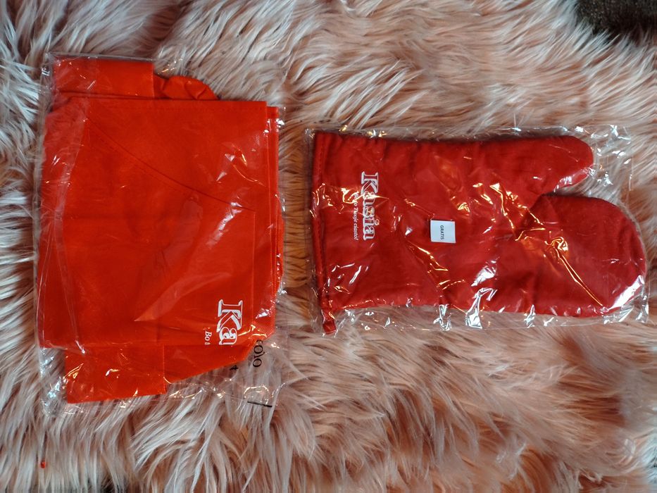 Nowy zestaw rękawica kuchenna i fartuch kuchenny  czerwony