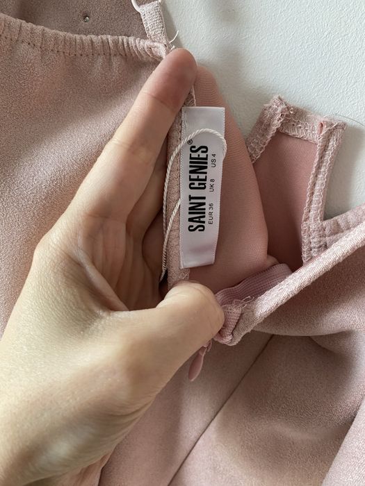 Zamszowa krotka sukienka mini cyrkonie perelki