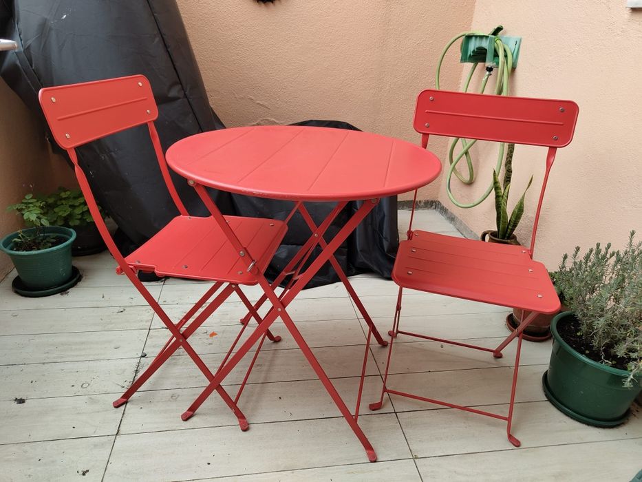 Mesa de jardim com cadeiras e almofadas