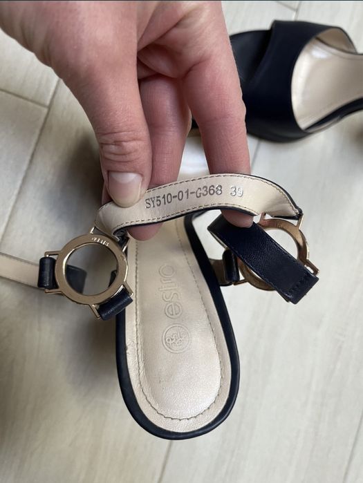 Летние босоножки Estro