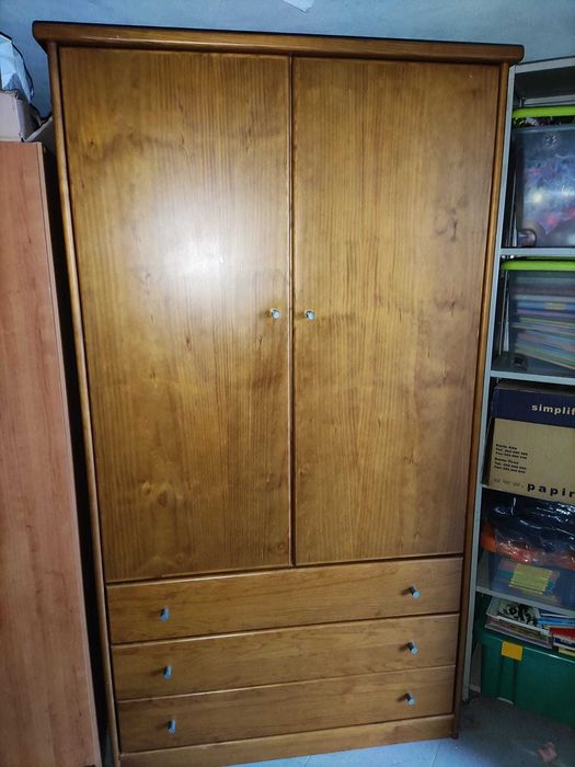 Guarda-roupa como novo em madeira maciça