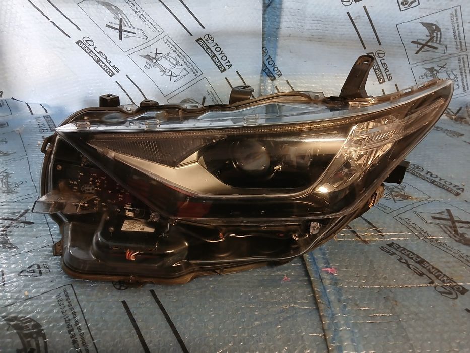 Lampa przednia lewa prawa TOYOTA AURIS II Lift full led