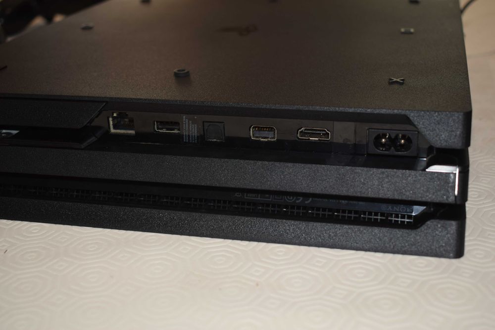 PS4 Pro (1TB) +  2 Comandos + Suporte + EAFC 25