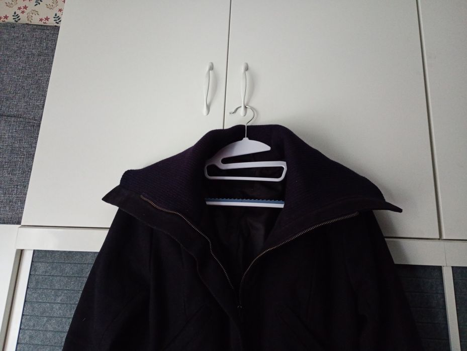 Ciepły płaszczyk zimowy z wysokim kołnierzem