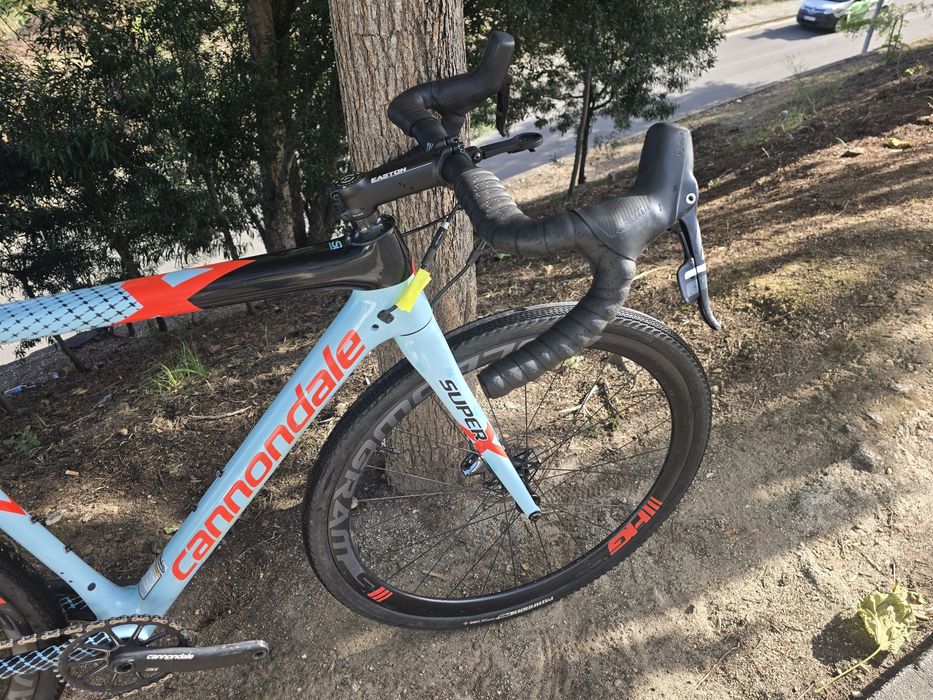 Bicicleta cannondale m de gravel rodas carbono