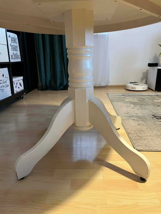 okrągły drewniany stół